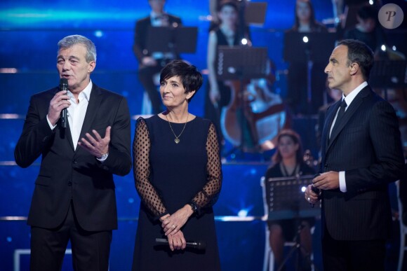 Exclusif - Laurence et Pierre Lemarchal, parents de Grégory, avec leur ami Nikos Aliagas lors de la soirée hommage Grégory Lemarchal : Dix ans après, l'histoire continue, le 7 janvier 2017 au Zénith de Paris et sur TF1 (réalisation DMLS TV), au profit de la construction d'une maison d'accueil pour les patients atteints de la mucoviscidose. © Cyril Moreau/Bestimage