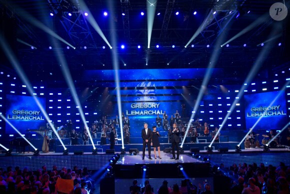 Exclusif - Laurence et Pierre Lemarchal, parents de Grégory, avec leur ami Nikos Aliagas lors de la soirée hommage Grégory Lemarchal : Dix ans après, l'histoire continue, le 7 janvier 2017 au Zénith de Paris et sur TF1 (réalisation DMLS TV), au profit de la construction d'une maison d'accueil pour les patients atteints de la mucoviscidose. © Cyril Moreau/Bestimage