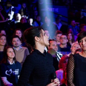 Exclusif - Karine Ferri avec Laurence et Pierre Lemarchal, parents de Grégory, lors de la soirée hommage Grégory Lemarchal : Dix ans après, l'histoire continue, le 7 janvier 2017 au Zénith de Paris et sur TF1 (réalisation DMLS TV), au profit de la construction d'une maison d'accueil pour les patients atteints de la mucoviscidose. © Cyril Moreau/Bestimage