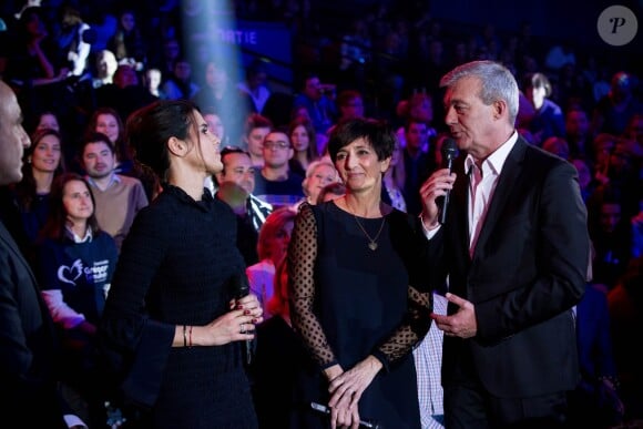 Exclusif - Karine Ferri avec Laurence et Pierre Lemarchal, parents de Grégory, lors de la soirée hommage Grégory Lemarchal : Dix ans après, l'histoire continue, le 7 janvier 2017 au Zénith de Paris et sur TF1 (réalisation DMLS TV), au profit de la construction d'une maison d'accueil pour les patients atteints de la mucoviscidose. © Cyril Moreau/Bestimage