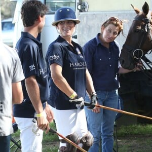 Zara Phillips a participé à un match de polo sponsorisé par Magic Millions sur la Gold Coast en Australie le 8 janvier 2017, deux semaines après la révélation de sa fausse couche alors qu'elle était enceinte de son second enfant avec Mike Tindall. Au cours de la rencontre, elle a été victime d'une chute, heureusement sans gravité.