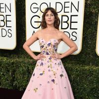 Golden Globes : Lola Kirke ose les aisselles non épilées sur tapis rouge