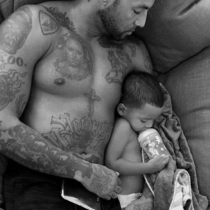 Booba en pleine sieste avec son fils Omar. Janvier 2017.