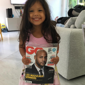Booba partage une photo de sa fille Luna, tenant une couverture de lui pour "GQ". Décembre 2016.