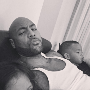 Booba avec son fils Omar, sur Instagram. Octobre 2016.