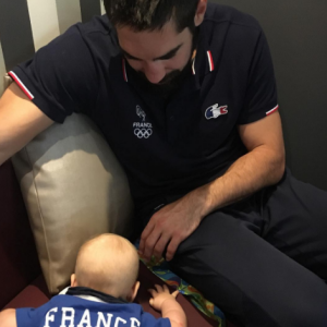 Nikola Karabatic pose avec son fils Alek sur Instagram.