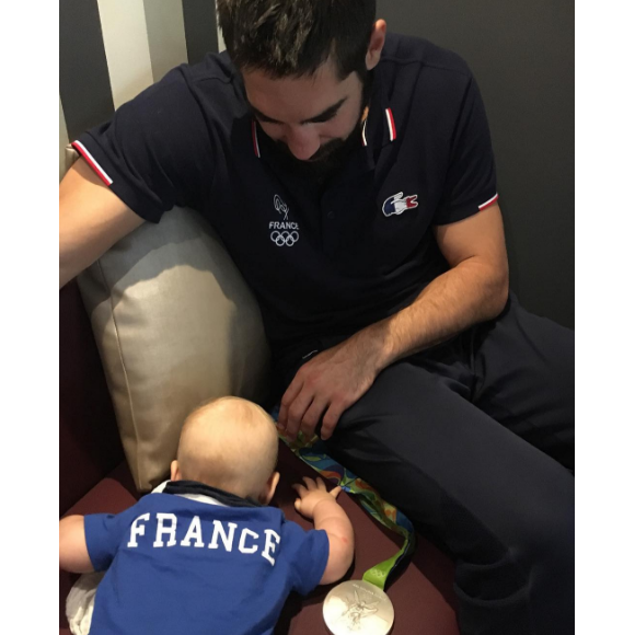 Nikola Karabatic pose avec son fils Alek sur Instagram.