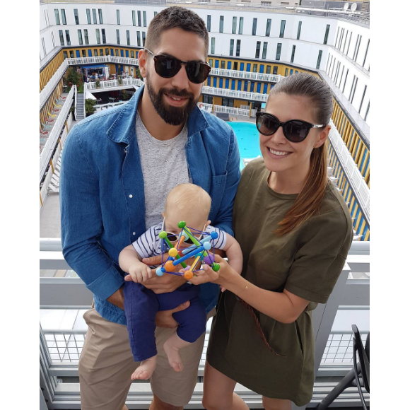 Nikola Karabatic pose avec son fils Alek et sa compagne Géraldine sur Instagram.