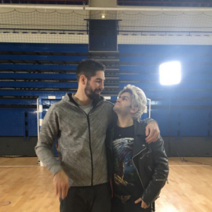 Nikola Karabatic pose avec Malik Bentalha après le tournage de son sketch pour le "Saturday Night Live".