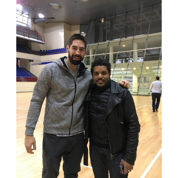 Nikola Karabatic pose avec Youssef Achi après le tournage de son sketch pour le "Saturday Night Live".