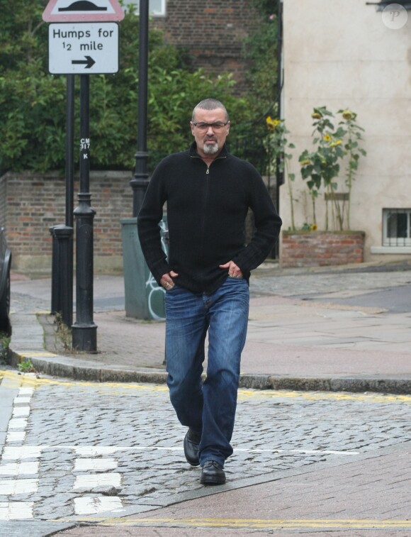 Exclusif - Le chanteur George Michael va dejeuner avec des amis dans la banlieue de Londres le 16 septembre 2013.