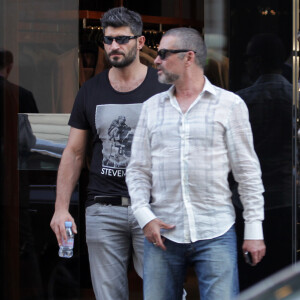 George Michael et son petit ami Fadi Fawaz à Paris, le 23 mars 2012