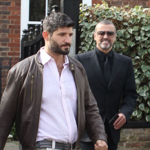 George Michael quitte son domicile avec son petit-ami Fadi Fawaz à Londres le 14 mars 2012.