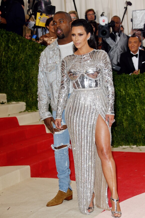 Kim Kardashian et son mari Kanye West (lentilles de contact bleues) - Soirée Costume Institute Benefit Gala 2016 (Met Ball) sur le thème de "Manus x Machina" au Metropolitan Museum of Art à New York, le 2 mai 2016.