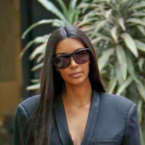Exclusif - Kim Kardashian s'est rendue chez le médecin à Los Angeles, c'est le même médecin qu'elle avait consulté pour les soins prénataux lors de ses accouchements; Elle porte un jean très déchiré et un percing sur la lèvre inférieur à Los Angeles le 5 janvier 2017