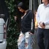 Kim Kardashian se promène à Bel Air. Los Angeles, le 4 janvier 2017. Elle porte un jean très déchiré.