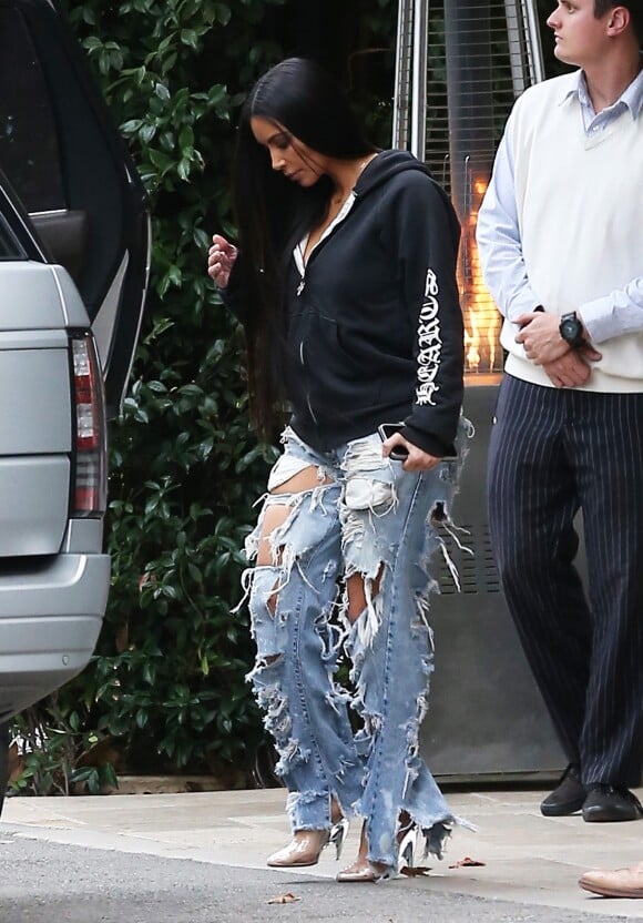 Kim Kardashian se promène à Bel Air. Los Angeles, le 4 janvier 2017. Elle porte un jean très déchiré.