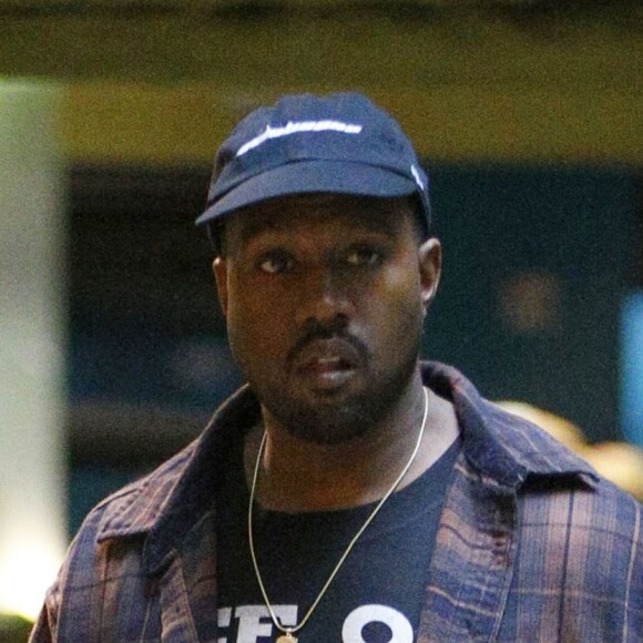 Exclusif - Kanye West, l'air triste, sort d'un cinéma à Sherman Oaks avec des amis le 24 décembre 2016
