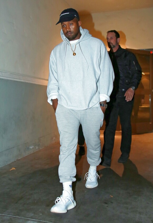 Exclusif - Kanye West sort tristounet d'une séance de cinéma avec Corey Gamble à Westlake Village le 21 décembre 2016.