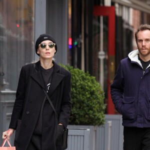 Rooney Mara et son petit ami Charlie McDowell font du shopping à New York, le 5 mai 2016.