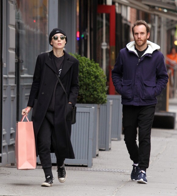 Rooney Mara et son petit ami Charlie McDowell font du shopping à New York, le 5 mai 2016.