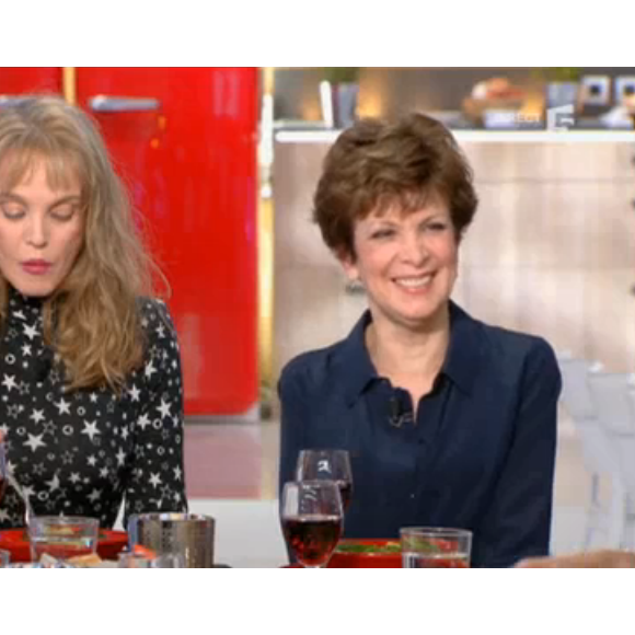 Arielle Dombasle et Catherine Laborde dans "C à vous" le 11 janvier 2017 sur France 5.