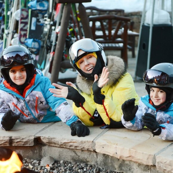 La chanteuse Céline Dion a dévoilé des photos de son séjour au ski avec ses files René-Charles, Nelson et Eddy, sur Facebook, le 12 janvier 2017