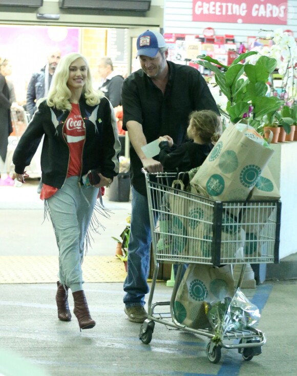 Gwen Stefani, son fils Apollo Rossdale et son compagnon Blake Shelton sont allés faire des courses au supermarché Whole Foods à Beverly Hills. Le 13 janvier 2017.
