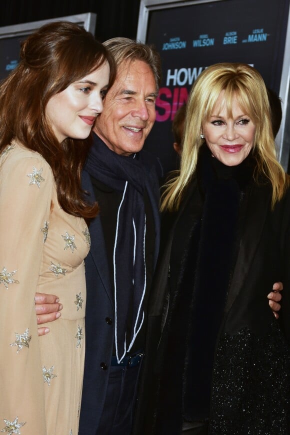 Dakota Johnson avec ses parents Don Johnson et Melanie Griffith  lors de l'avant-première du film "Célibataire - Mode d'emploi" à New York, le 3 février 2016.