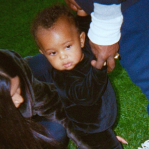 Sur son application payante, Kim Kardashian a publié une photo de son fils Saint West qui fait ses premiers pas. Photo datée de janvier 2017