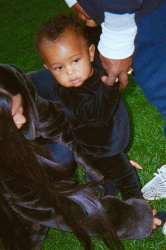 Sur son application payante, Kim Kardashian a publié une photo de son fils Saint West qui fait ses premiers pas. Photo datée de janvier 2017