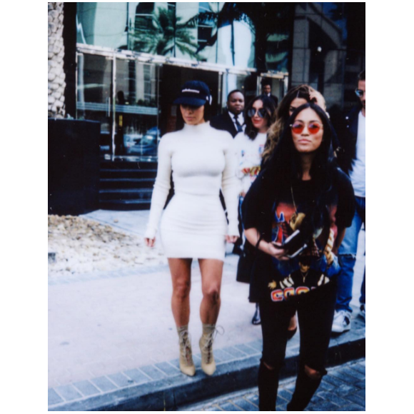 Kim Kardashian en voyage à Dubaï. La starlette est accompagnée de son assistante Stephanie. Photo publiée sur Instagram le 17 janvier 2017.