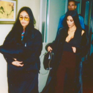 Kim Kardashian en voyage à Dubaï. La starlette est accompagnée de son assistante Stephanie. Photo publiée sur Instagram le 17 janvier 2017.