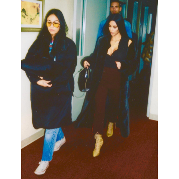 Kim Kardashian en voyage à Dubaï. La starlette est accompagnée de son assistante Stephanie. Photo publiée sur Instagram le 17 janvier 2017.