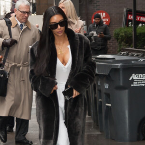 Kim Kardashian marche dans la rue à New York, le 17 janvier 2017. Kim Kardashian a veillé tard cette nuit car elle a participé au tournage du film ''Oncean's Eight'' dans lequel elle fait une apparition.