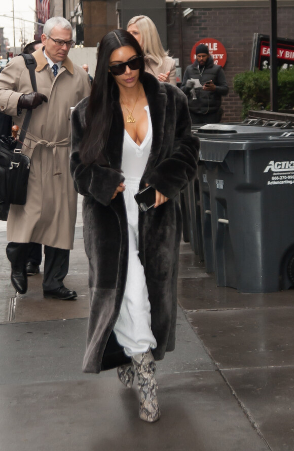 Kim Kardashian marche dans la rue à New York, le 17 janvier 2017. Kim Kardashian a veillé tard cette nuit car elle a participé au tournage du film ''Oncean's Eight'' dans lequel elle fait une apparition.
