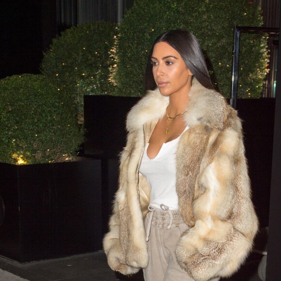 Kim Kardashian se balade dans les rues de New York. La star rentre tout juste de Dubai où elle a assisté à une masterclass de maquillage pour la modique somme de un million de dollars! Celui qui a invité Kim Kardashian pour sa masterclass de maquillage n'est autre que Mario Dedivanovic, le maquilleur des stars. Le jeune homme est très réputé dans le milieu des célébrités et "Kim K" est l'une de ses habituées. Elle lui a même souhaité son anniversaire sur Twitter le 1er octobre dernier. Le 16 janvier 2017