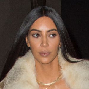 Kim Kardashian se balade dans les rues de New York. La star rentre tout juste de Dubai où elle a assisté à une masterclass de maquillage pour la modique somme de un million de dollars! Celui qui a invité Kim Kardashian pour sa masterclass de maquillage n'est autre que Mario Dedivanovic, le maquilleur des stars. Le jeune homme est très réputé dans le milieu des célébrités et "Kim K" est l'une de ses habituées. Elle lui a même souhaité son anniversaire sur Twitter le 1er octobre dernier. Le 16 janvier 2017