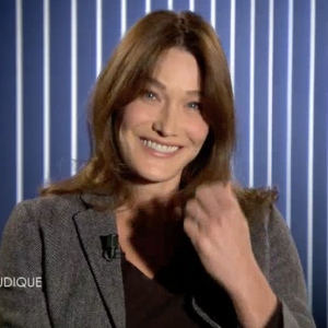 Julien Clerc et Carla Bruni évoquent leur amitié dans "Le Divan de Marc-Olivier Fogiel", sur France 3. Le 17 janvier 2016.