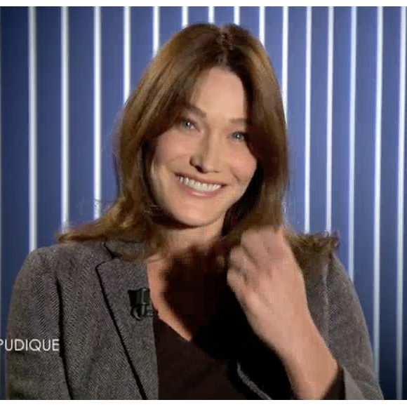 Julien Clerc et Carla Bruni évoquent leur amitié dans "Le Divan de Marc-Olivier Fogiel", sur France 3. Le 17 janvier 2016.