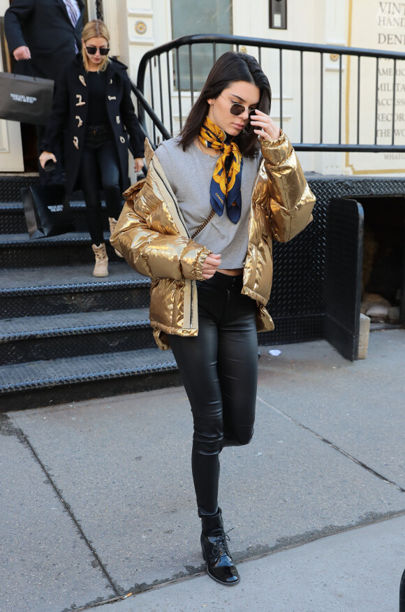 Kendall Jenner et son amie Hailey Baldwin quittent une boutique à New York le 16 janvier 2017.