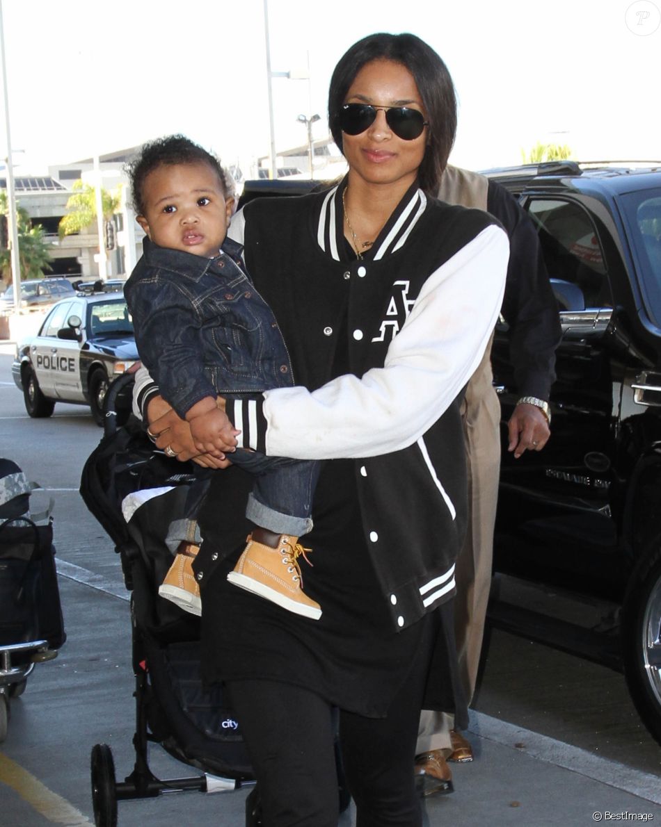 La chanteuse Ciara et son fils Future Wilburn à l'aéroport de Los ...