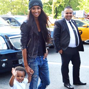 Ciara et son fils Future dans les rues de New York, le 12 août 2015.