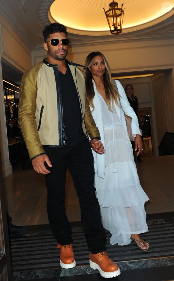Russell Wilson et sa compagne Ciara sont allés faire du shopping dans la boutique Burberry à Londres. Le 7 juillet 2016