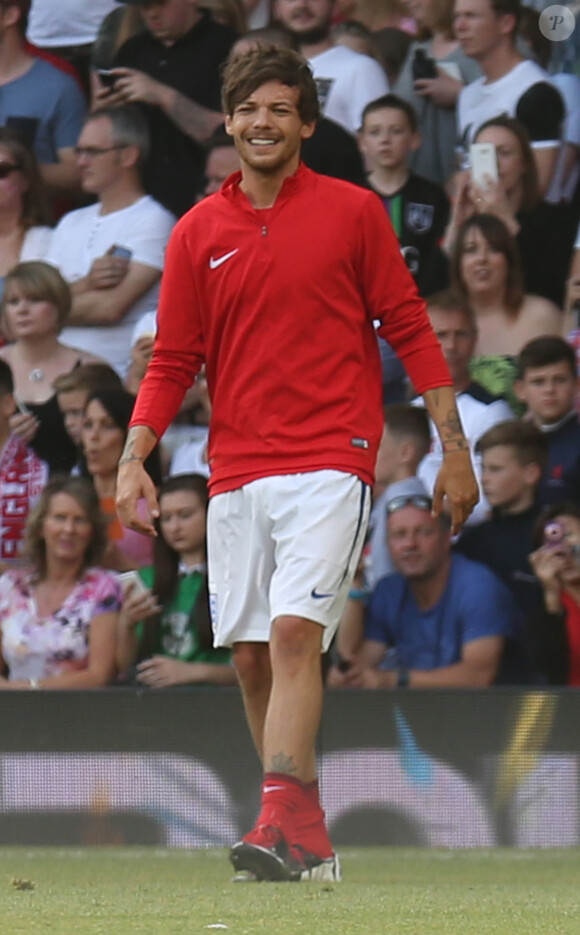 Louis Tomlinson lors d'un Match de football caritatif au stade Old Trafford à Manchester, le 5 juin 2016.