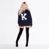 Khloe Kardashian pose pour promouvoir son nouveau hoodie pour la marque de jeans Good American.