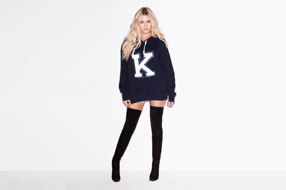 Khloe Kardashian pose pour promouvoir son nouveau hoodie pour la marque de jeans Good American.