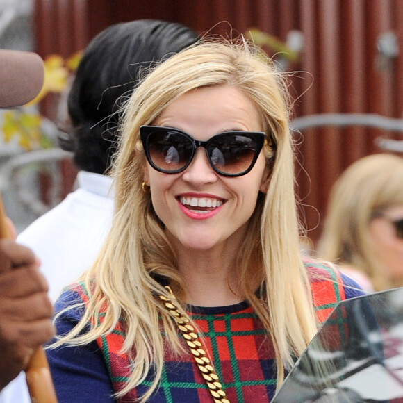 Reese Witherspoon se promène au Brentwood Country Market avec son mari Jim Toth et son fils Tennessee Toth à Brentwood, le 10 décembre 2016