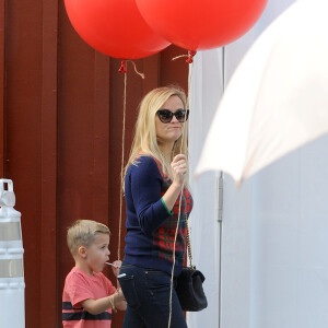 Reese Witherspoon se promène au Brentwood Country Market avec son mari Jim Toth et son fils Tennessee Toth à Brentwood, le 10 décembre 2016