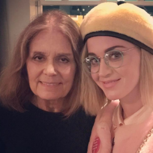 La journaliste Gloria Steinem et Katy Perry lors de la manifestation anti-Trump à Washington le 21 janvier 2017.